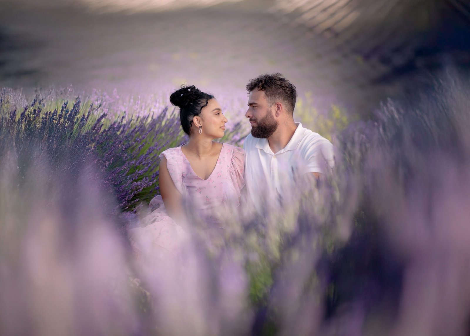 Un couple entouré de lavandes en Provence
