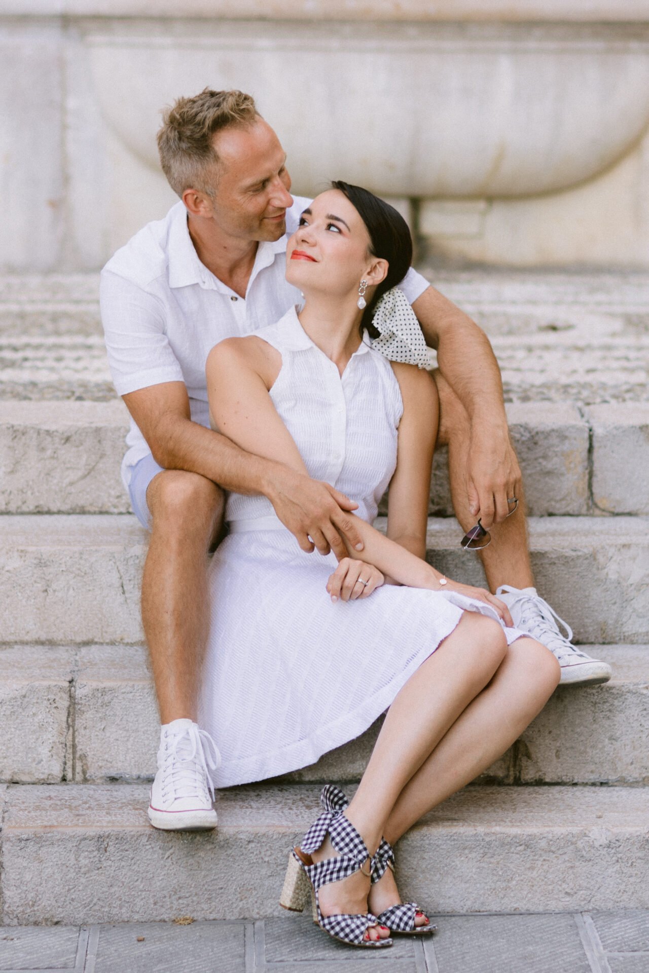 Lukas et Manon Klein, assis ensemble sur des marches en pierre